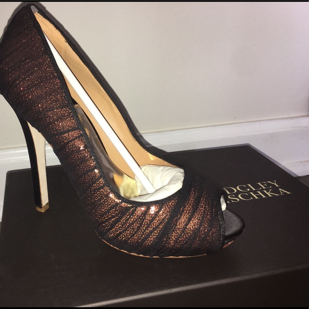 Badgley Mischka black and copper pump